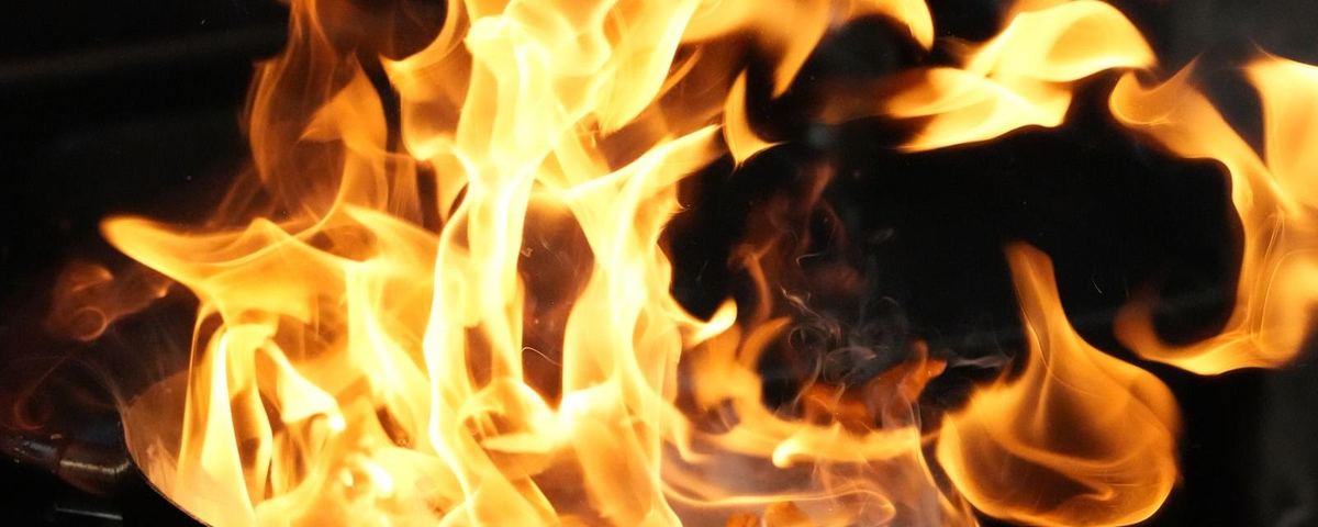 調理場の火にかけた鍋から上がる炎
